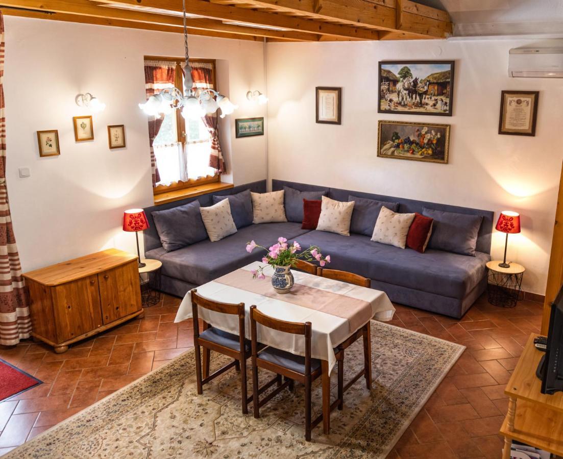 Angelika Vendeghaz Apartment Dinnyes ภายนอก รูปภาพ
